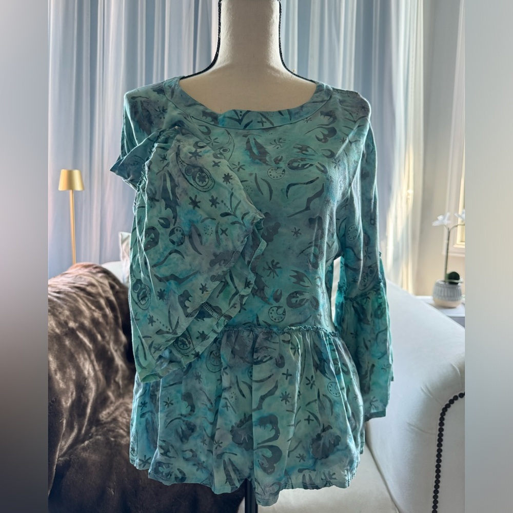 Silky top with long sleeves